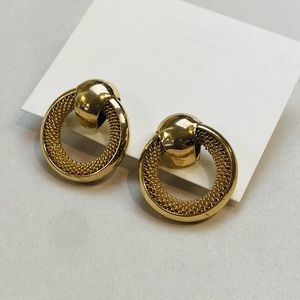 Fashionable Gold Round Stud Earrings w/braided centres.